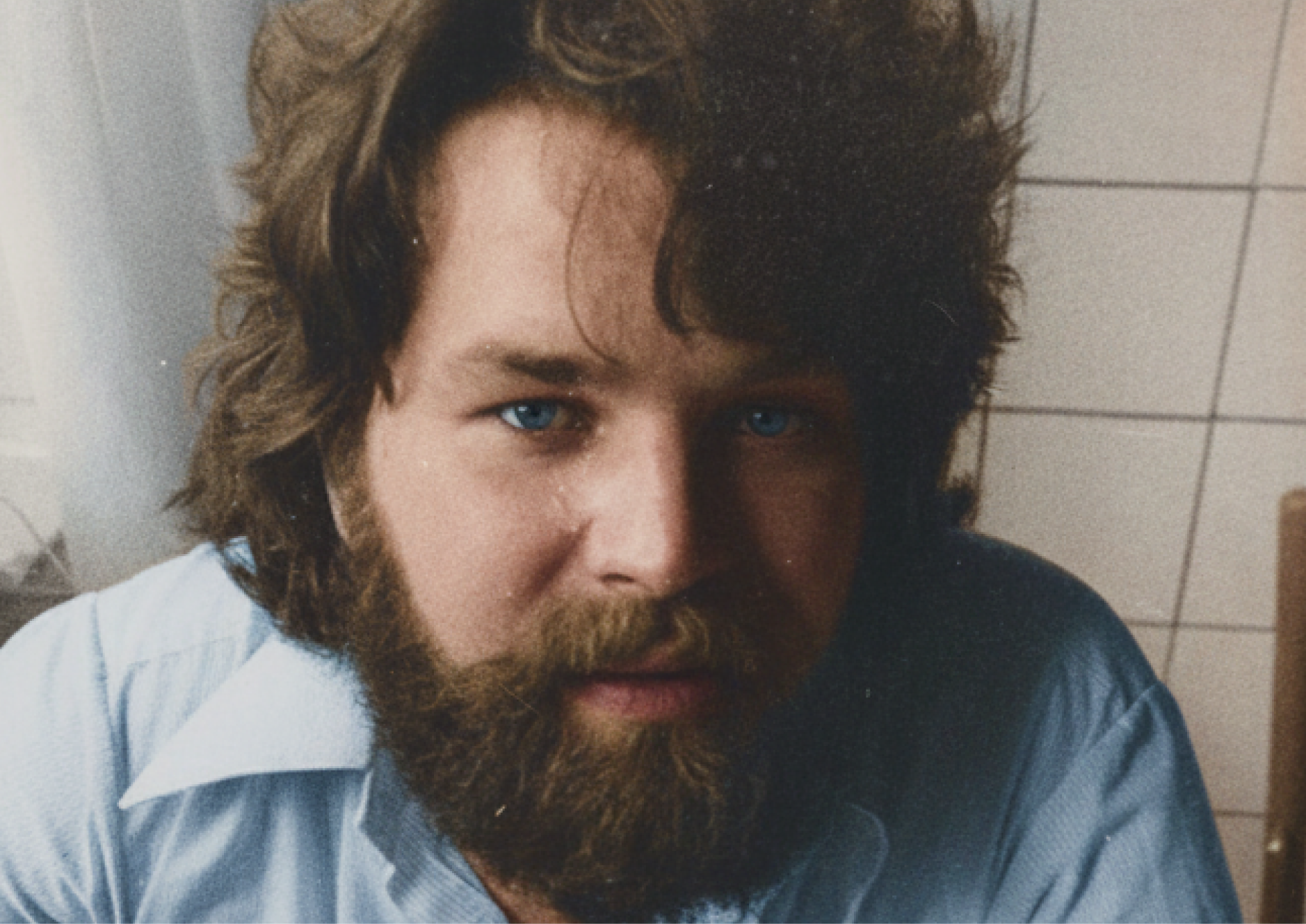 Portrait couleur de Peter Schuppisser, jeune, regard direct.